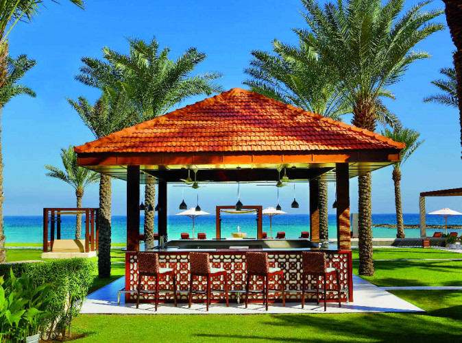 0014_Hotel Al Bustan Palace_ Ritz-Carlton_Oman_Schoene Aussichten Touristik_BLU Pool & Garden Bar